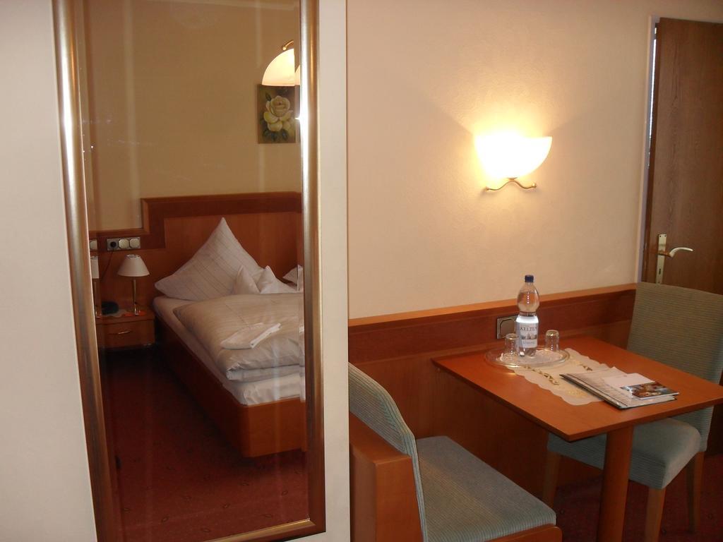 Hotel Reichsschenke Zum Ritter Gotz "Garni" Kröv Szoba fotó