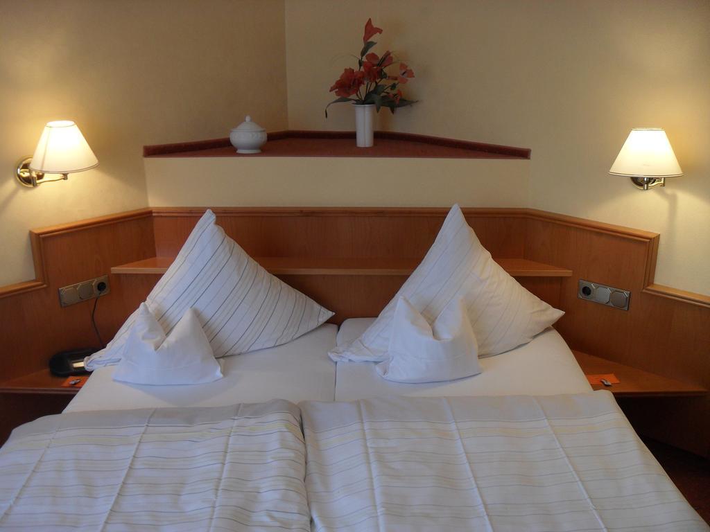 Hotel Reichsschenke Zum Ritter Gotz "Garni" Kröv Szoba fotó